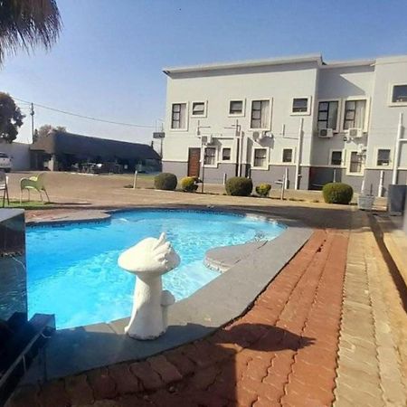 Lifestyle Lodge Hotel Vereeniging Exterior foto